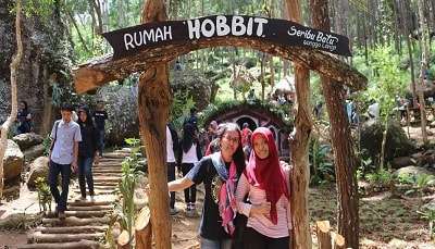 Menikmati Wisata Unik Rumah Hobbit Mangunan